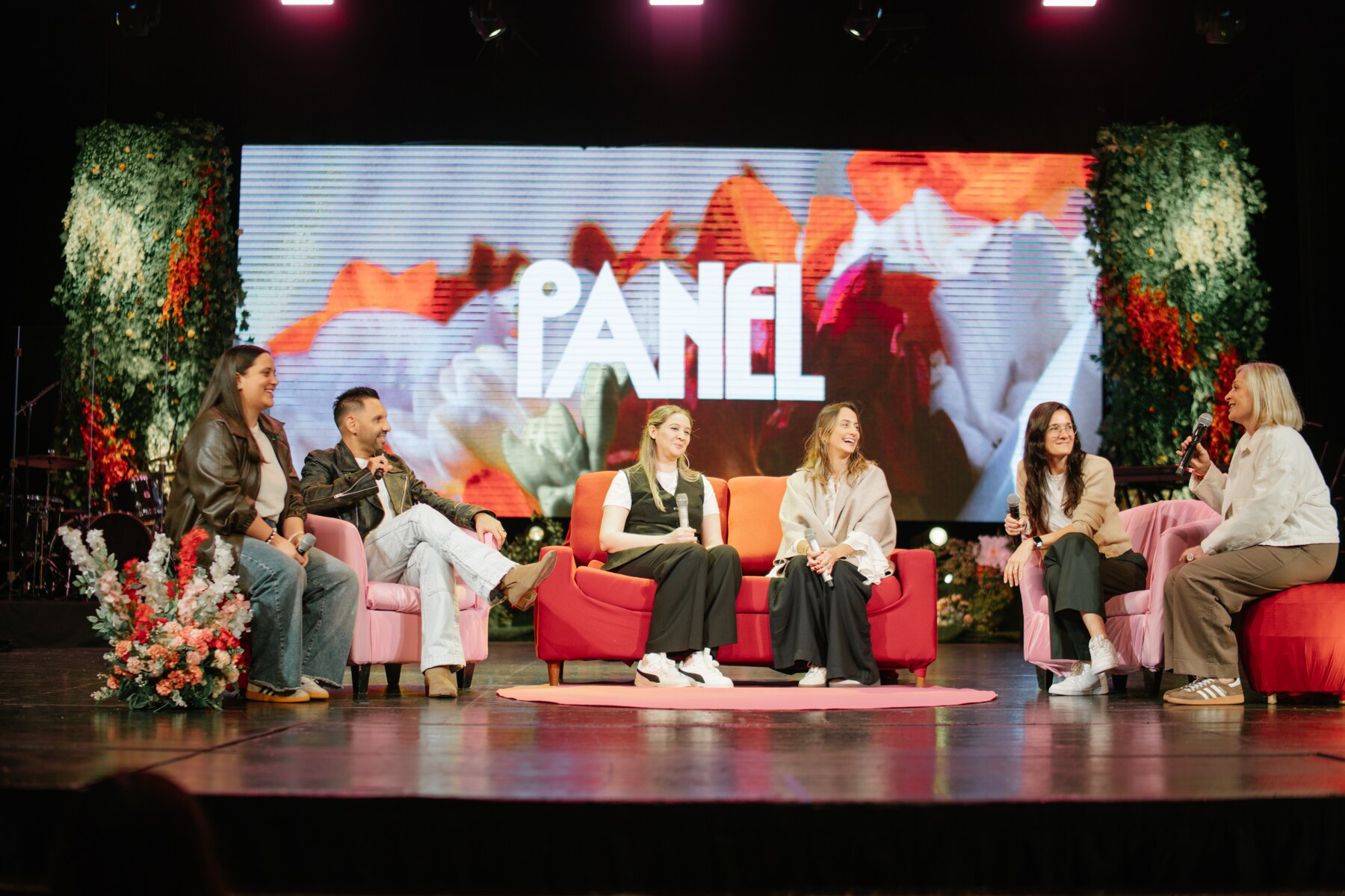 Panel de Sisterhood Conference sobre el escenario