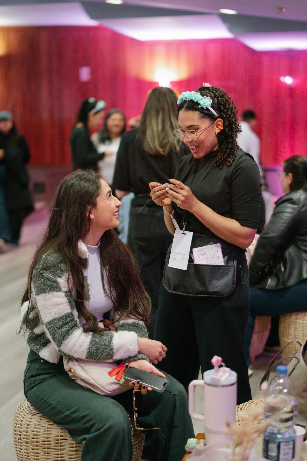 Mujeres compartiendo durante Sisterhood Conference