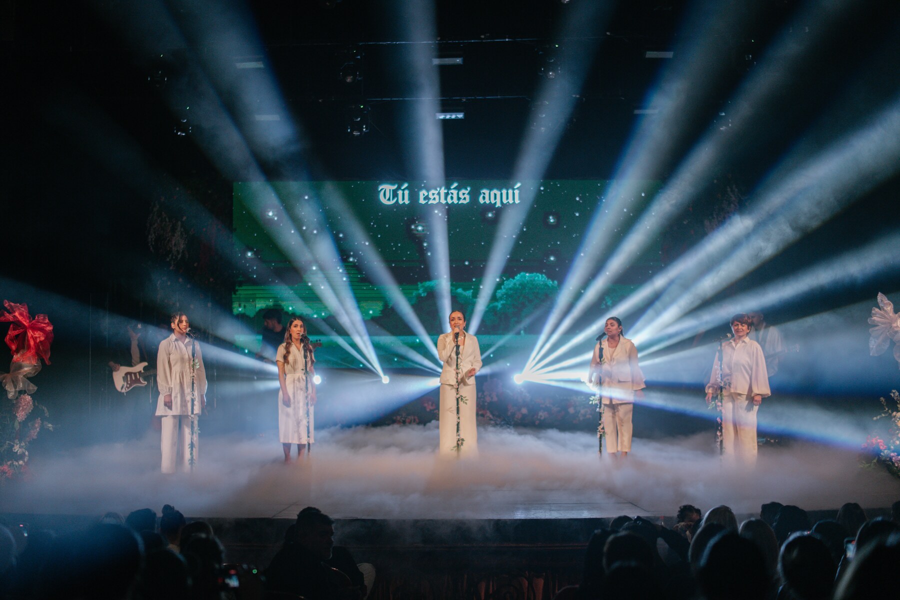 Equipo de alabanza sobre el escenario de Sisterhood Conference