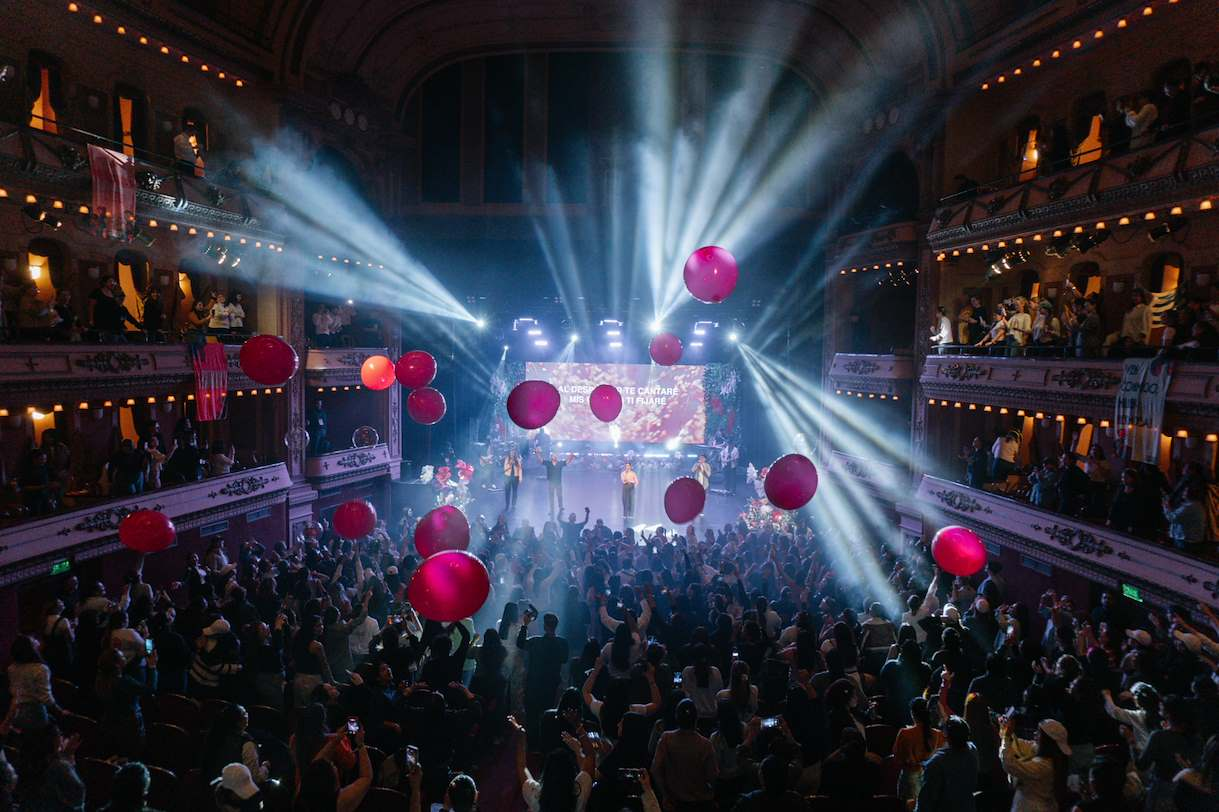 Escenario con luces y esferas rosas