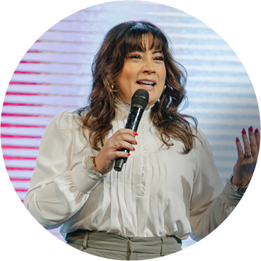 Lucy Méndez hablando con un micrófono