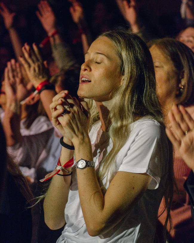 Mujer cantando durante la conferencia